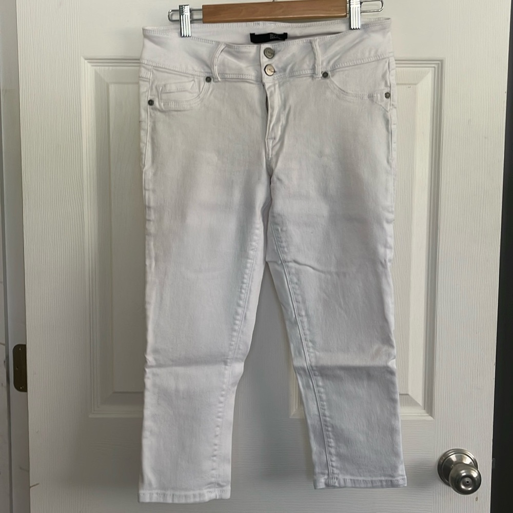 Women’s white stretch capris Size 30